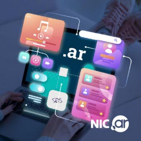 Navegando su propio dominio, mientras escucha música y chatea por WhatsApp en su notebook