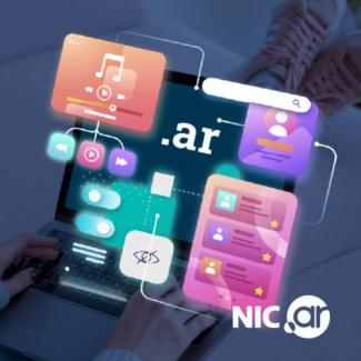 Navegando su propio dominio, mientras escucha música y chatea por WhatsApp en su notebook