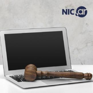 una notebook con un martillo de juez.